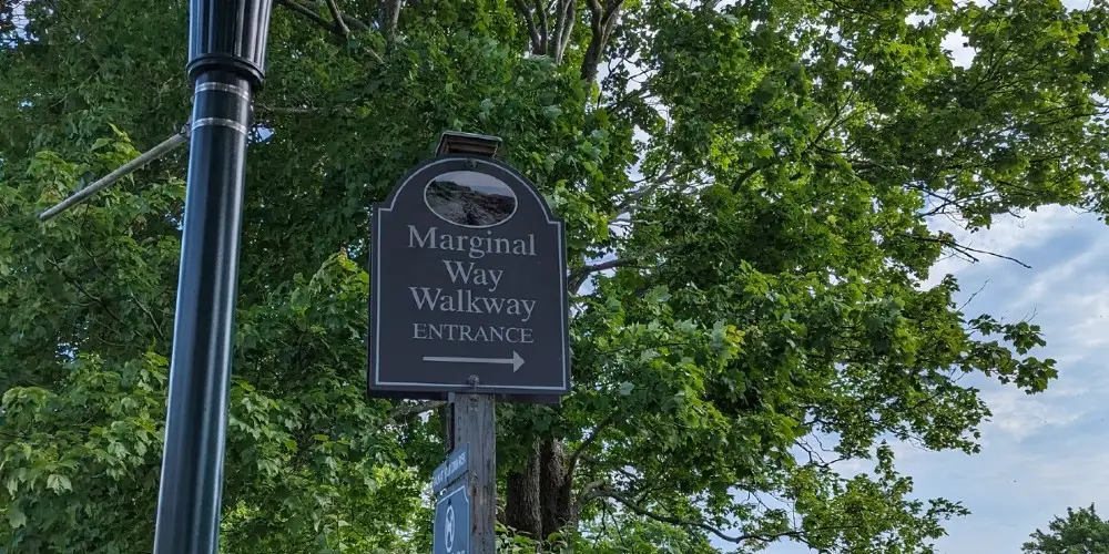 A sign states 'Markinal Way Walkway Entrance' with an arrow pointing to the right