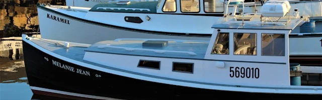Fishing boats floating in Perkins Cove